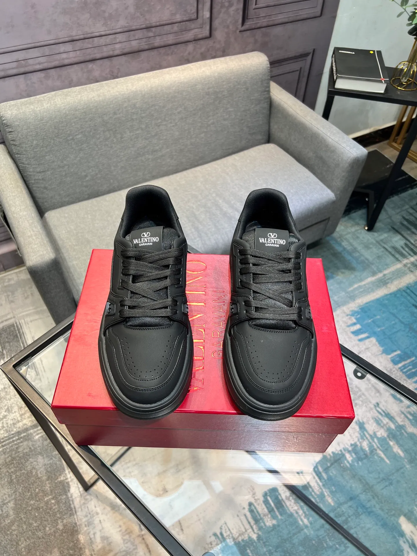 Men's men's shoes 💰660 𝑽𝒂𝒍𝒆𝒏𝒕𝒊𝒏𝒐 Valentino 𝑶𝒏𝒆𝑺𝒕𝒖𝒅 Couple's sneaker series Valentino 2025 latest couple's sneakers, celebrity style, hot sale. The original ZP was purchased and dismantled. Repeated pattern making and modification. I strive to restore the original version 1:1! Top luxury masterpiece, soft and comfortable, combining fashion and leisure, bringing excellent elegant texture and excellent on-foot comfort. Top purchase version upper: imported calfskin surface/original oil edge craftsmanship. Inner: water-dyed cowhide lining. Outsole: original development 𝐓𝐏𝐔 two-color combination outsole. Packaging: original configuration complete package. Code number: 35-44 yards. 34.45 can be customized. Can be customized (self-labeled-no label) order.